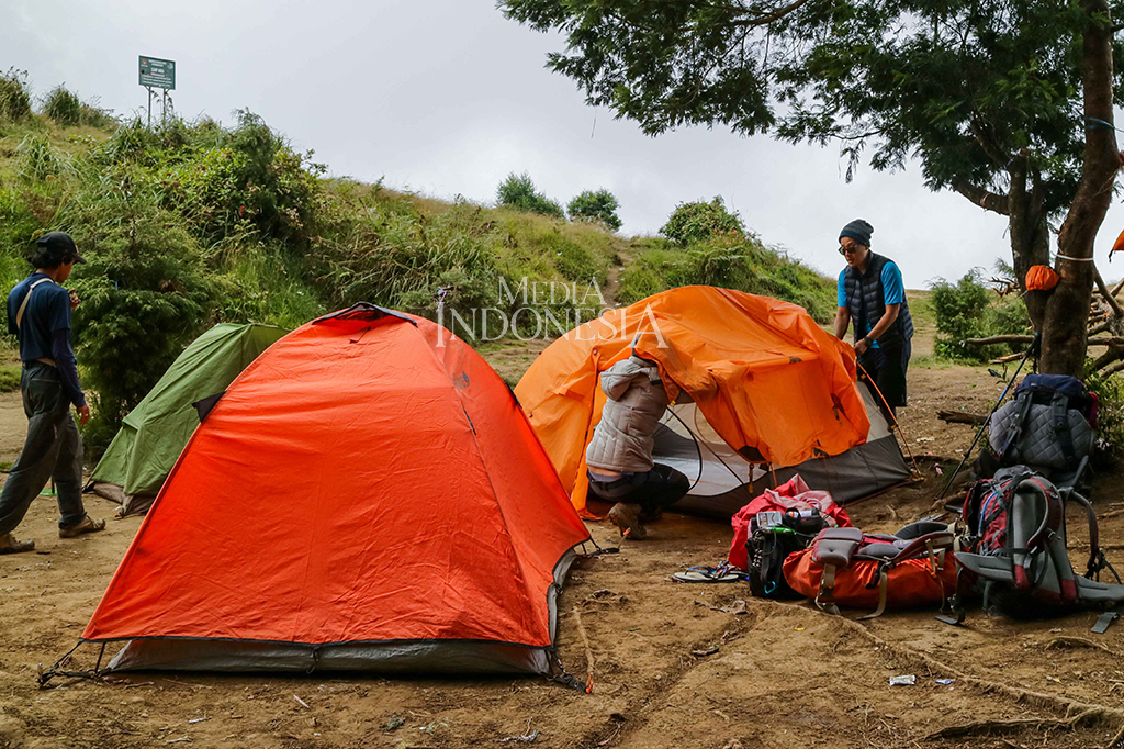 Dengan jalur pendakian yang relatif mudah dan cukup jelas bagi para pendaki serta view yang istimewa menjadikan Gunung Prau menjadi gunung favorit bagi para pendaki saat ini.
