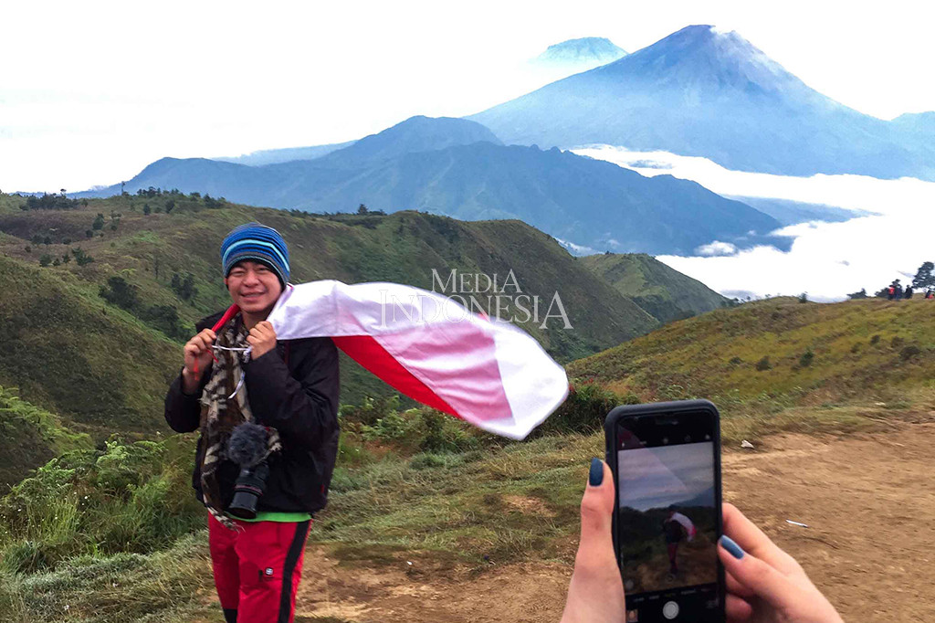 Dari puncak Gunung Prau pendaki dapat menikmati pemandangan serba cantik di antaranya hamparan keindahan bukit teletubbies dan bunga yang sangat menawan. Tak hanya itu, kita juga dapat menyaksikan keindahan jajaran Gunung Sumbing, Sindoro, Merapi, Merbabu, dan Slamet.
