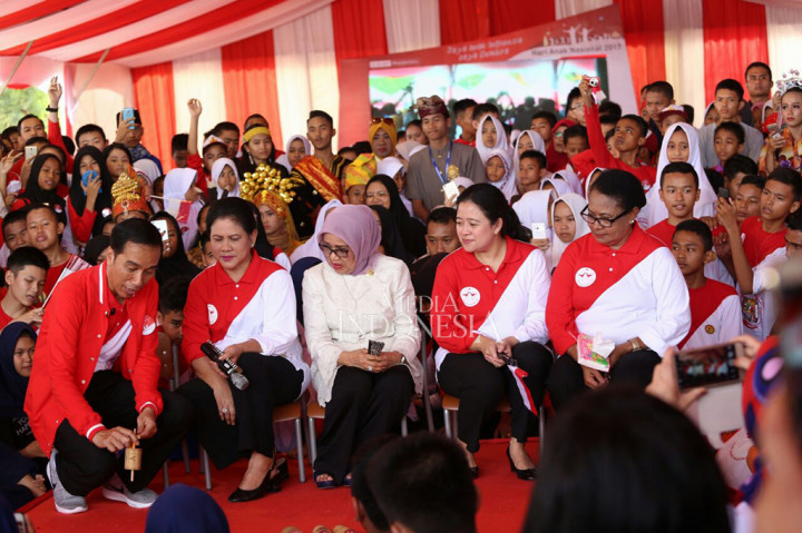 Sejumlah menteri Kabinet Kerja ikut  mendampingi Jokowi, seperti Menteri Pemberdayaan Perempuan dan Perlindungan Anak (PPPA) Yohana Yambise, Menteri Koordinator Pembangunan Manusia dan Kebudayaan (PMK) Puan Maharani, Menteri Sekretariat Kabinet Pratikno.