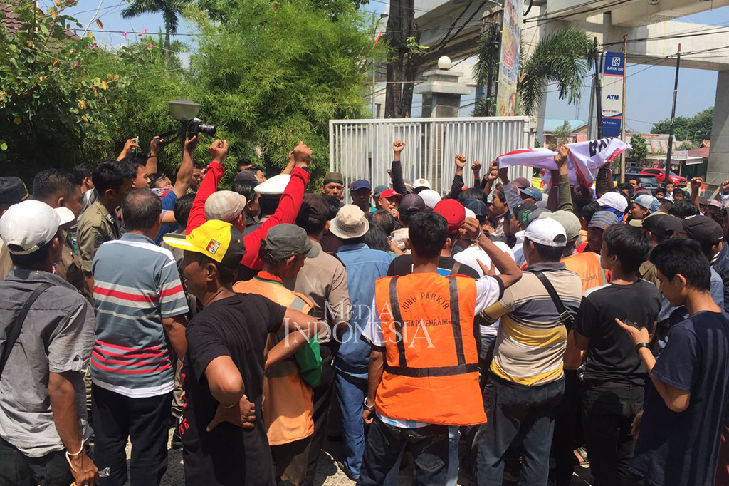 Ratusan massa dari Yayasan Keluarga Juru Parkir Kota Palembang menggelar aksi demo di Bundaran Masjid Agung Kota Palembang.