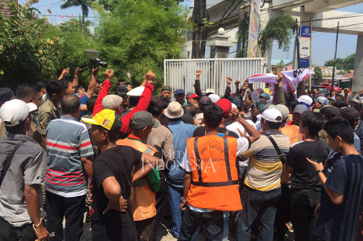 Ratusan massa dari Yayasan Keluarga Juru Parkir Kota Palembang menggelar aksi demo di Bundaran Masjid Agung Kota Palembang.