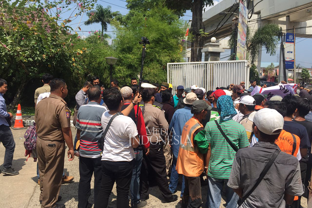 Para juru parkir tersebut menuntut agar pemerintah kota membatalkan parkir online yang dibuat oleh Dinas Perhubungan Kota