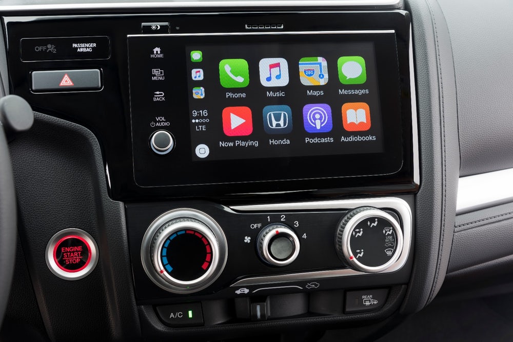 Monitor layar sentuh 7 inch selain menampilkan pandungan navigasi dan kamera belakang, juga untuk berhubungan dengan gadget melalui Apple CarPlay.