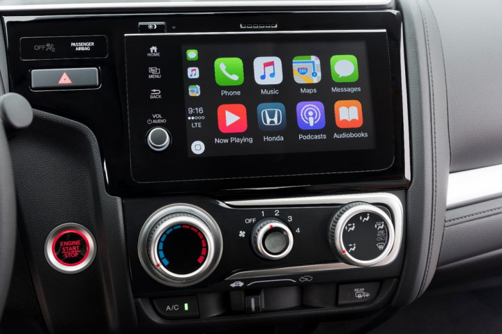 Monitor layar sentuh 7 inch selain menampilkan pandungan navigasi dan kamera belakang, juga untuk berhubungan dengan gadget melalui Apple CarPlay.