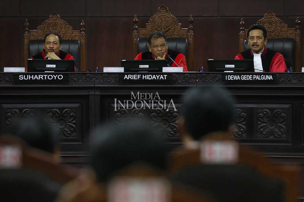 Hakim Konstitusi Arief Hidayat (tengah), Suhartoyo (kiri) dan I Dewa Gede Palguna, saat sidang perdana uji materi Perppu Nomor 2 Tahun 2017 tentang Ormas, di Mahkamah Konstitusi, Jakarta, Rabu (26/7/2017). 