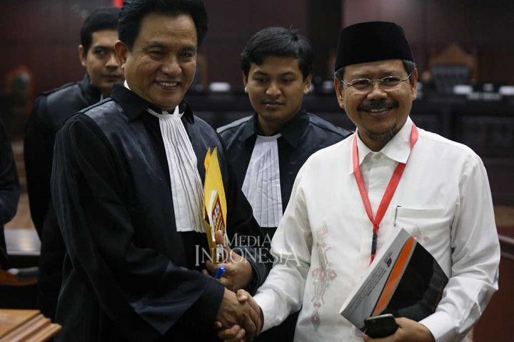 Kuasa Hukum HTI Yusril Ihza Mahendra (kiri) dan Sekretaris dan Juru Bicara HTI Ismail Yusanto seusai mengikuti sidang di Mahkamah Konstitusi.