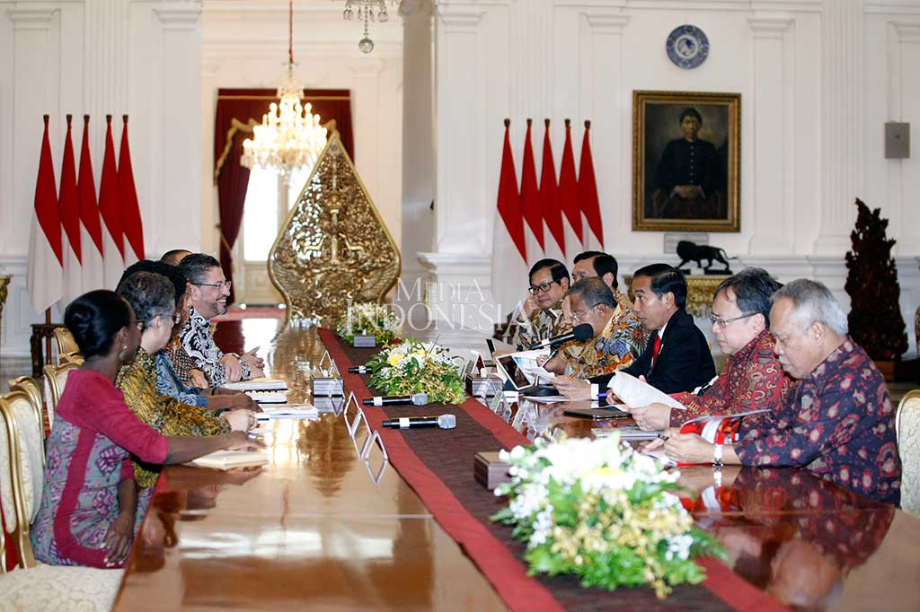 Presiden Joko Widodo didampingi sejumlah menteri melakukan pertemuan dengan Presiden Bank Dunia Jim Yong Kim beserta jajarannya di Istana Merdeka, Jakarta, Rabu (26/7/2017). 