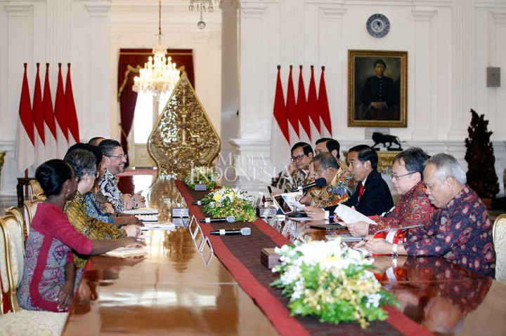 Presiden Joko Widodo didampingi sejumlah menteri melakukan pertemuan dengan Presiden Bank Dunia Jim Yong Kim beserta jajarannya di Istana Merdeka, Jakarta, Rabu (26/7/2017). 