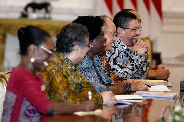 Presiden Bank Dunia Jim Yong Kim (keempat dari kiri) beserta jajarannya tertawa lepas saat melakukan pembicaraan dengan Presiden Jokowi.