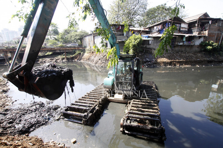 Proyek normalisasi ini sebelumnya mangkrak pengerjaannya sejak 2014, hingga akhirnya bisa dilanjutkan.