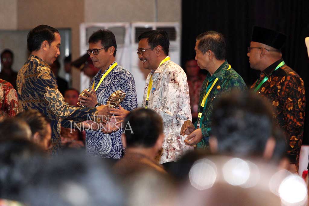 Presiden menyerahkan TPID Awards kepada Gubernur DKI Jakarta Djarot Saiful Hidayat (ketiga dari kiri) dan beberapa gubernur peraih TPID Awards pada pembukaan Rakornas Pengendalian Inflasi Tahun 2017.