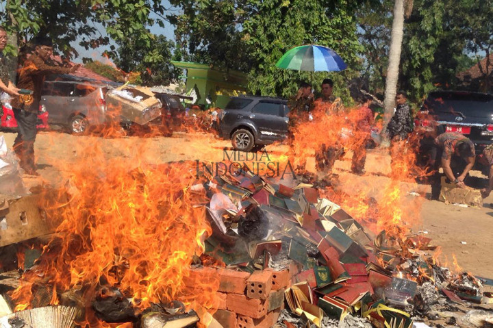 Sebanyak 223.734 pasang buah buku nikah cetakan lama yakni buku nikah yang dikeluarkan 2014 lalu dibakar. Pemusnahan dipimpin oleh Kepala Kantor Kementerian Agama Provinsi Sumsel, Alfajri Zabidi di halaman MAN 3 Palembang.