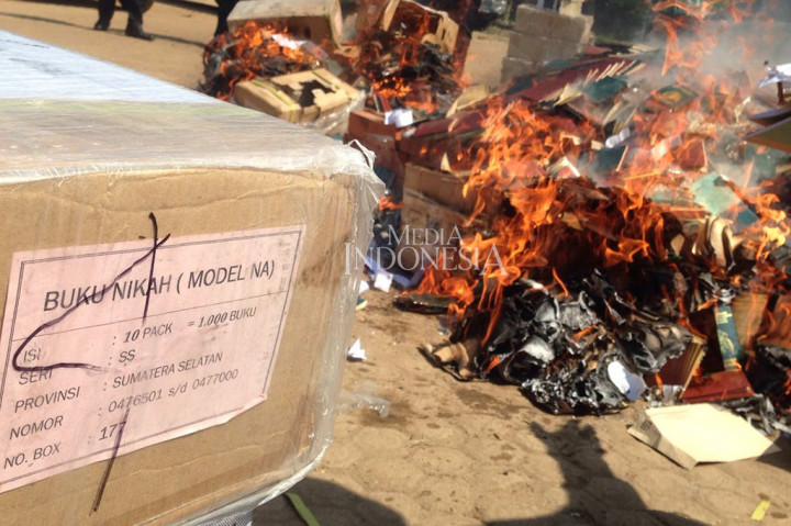 Kepala Kantor Kementerian Agama Provinsi Sumsel, Alfajri Zabidi pembakaran buku nikah itu dilakukan karena blangko buku nikah tersebut merupakan cetakan lama, sehingga tak lagi terpakai, juga merujuk pada surat Sekretaris Jenderal Kemenag RI tahun 2017 tentang Penghapusan barang milik Negara selain tanah, bangunan dan/atau kendaraan dengan tindak lanjut pemusnahan.
