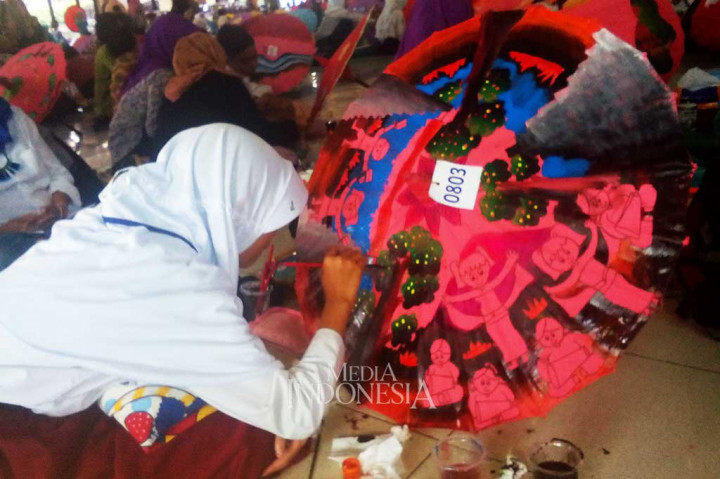 Para siswa saat berekspresi menuangkan kemampuan kreatif berkesenian dalam lomba lukis payung di kompleks Gedung Sunan Pandanaran Klaten, Kamis (27/7/2017).