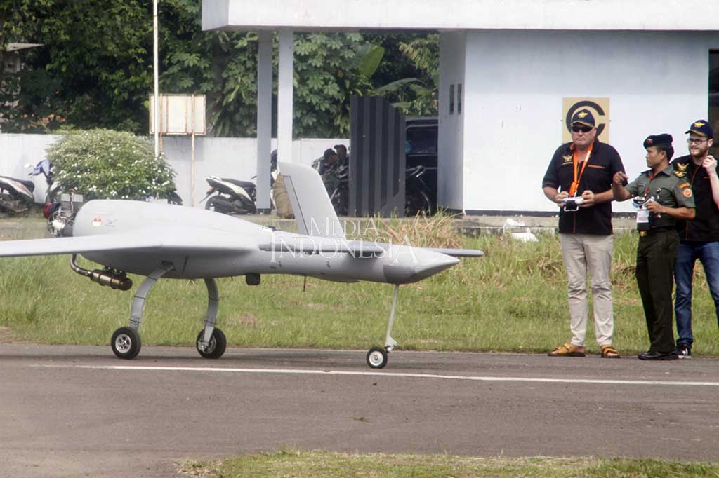 Awak kru menyiapkan pesawat terbang tanpa awak (PTTA) jenis Rajawali 720 saat melakukan demo terbang di Lapangan Terbang Rumpin, Kabupaten Bogor, Jawa Barat, Kamis (27/7/2017).