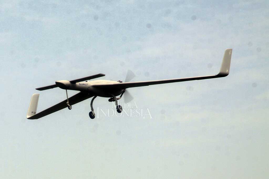 Menteri Pertahanan (Menhan) Ryamizard Ryacudu menginginkan pesawat terbang tanpa awak (PPTA) atau drone buatan dalam negeri ditingkatkan kemampuannya agar bisa digunakan untuk keperluan tempur yang dilengkapi senjata dan bom.