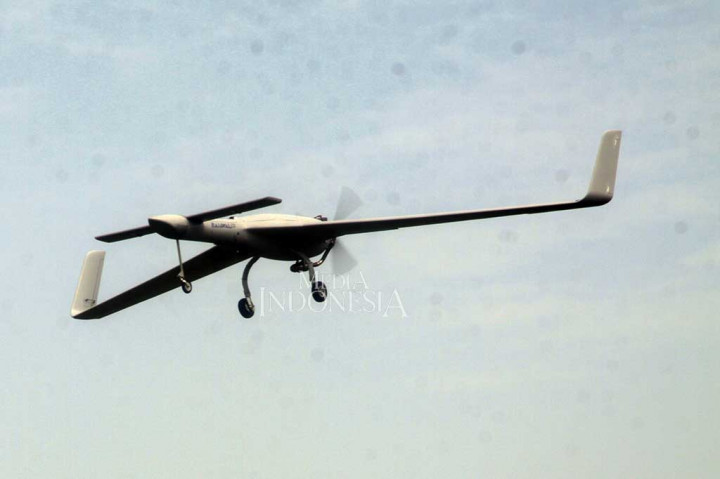Menteri Pertahanan (Menhan) Ryamizard Ryacudu menginginkan pesawat terbang tanpa awak (PPTA) atau drone buatan dalam negeri ditingkatkan kemampuannya agar bisa digunakan untuk keperluan tempur yang dilengkapi senjata dan bom.