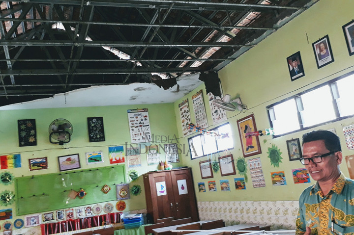 Plafon di SDN 4 Bangkalan Kota Pasuruan, Jawa Timur, ambruk saat jam istirahat belajar,.