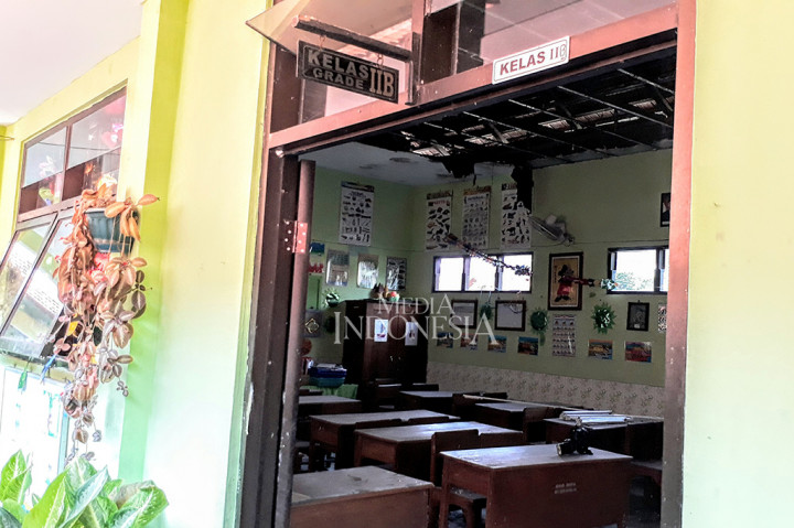 Rusaknya plafon tersebut karena gedung sekolah sudah berusia tua. Namun, sejak dibangun belum pernah direhab karena tidak adanya anggaran. Para wali murid dan masyarakat mendesak supaya gedung ini segera diperbaiki, supaya siswa bisa belajar dengan tenang tanpa dihantui rasa takut plafon akan ambruk.