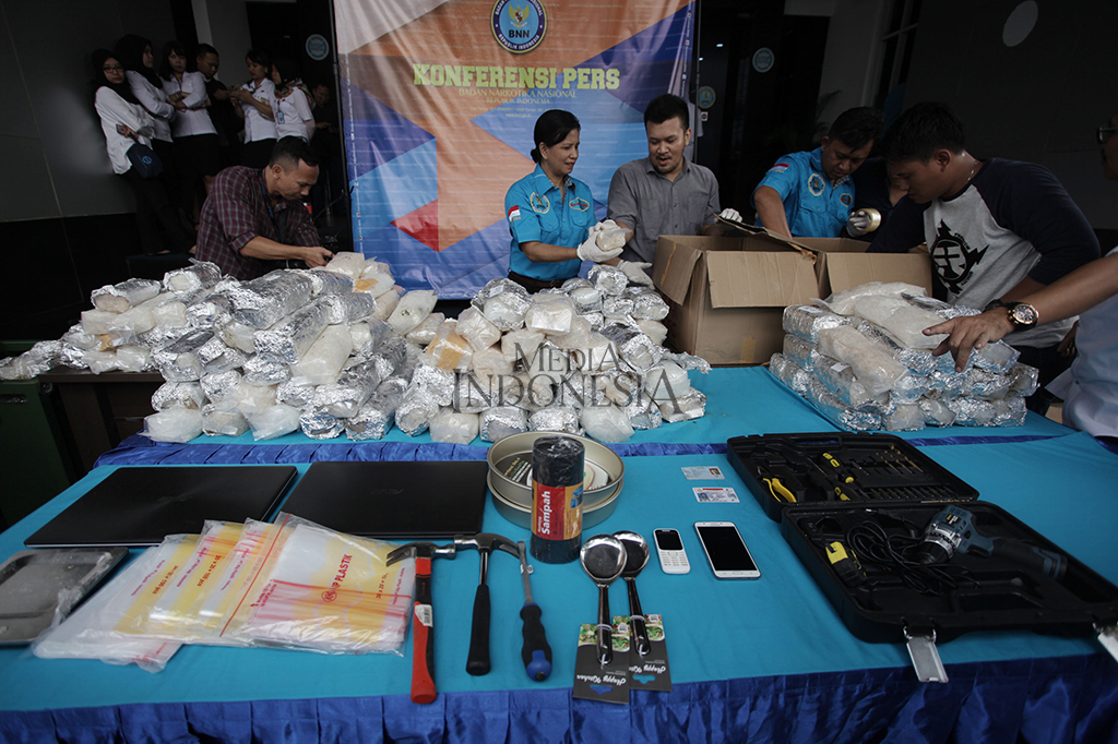 Petugas gabungan BNN, Bea Cukai dan Kepolisian RI berhasil mengungkap penyelundupan narkotika jenis sabu dengan berat 284 kilogram dari Taiwan, Tiongkok. 