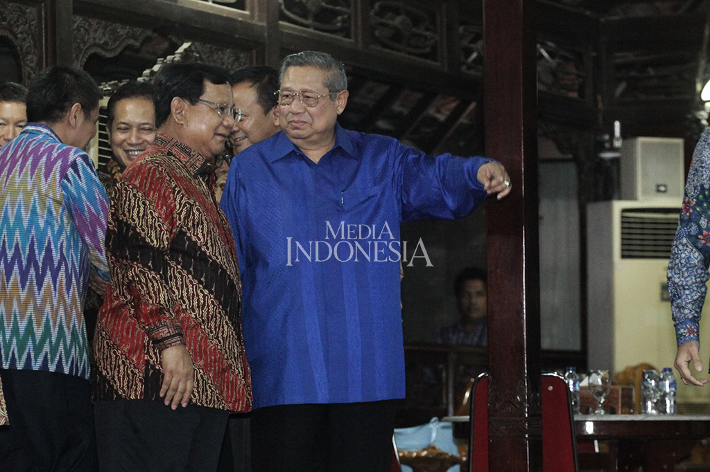 Ketua Umum Partai Demokrat Susilo Bambang Yudhoyono dan Ketua Umum Partai Gerindra Prabowo Subianto melakukan pertemuan di kediaman SBY, Cikeas, Jawa Barat.