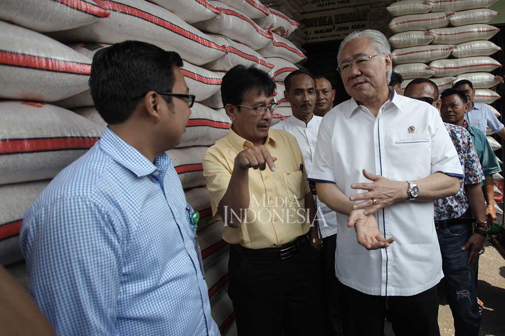 Menteri Perdagangan Enggartiasto Lukita berbincang dengan pengusaha beras saat mengunjungi Pasar Induk Beras Cipinang, Jakarta, Jumat (28/7/2017). 