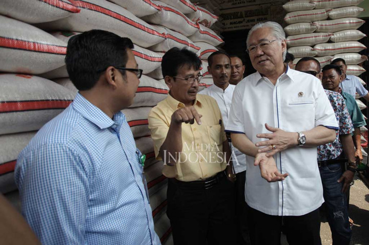 Menteri Perdagangan Enggartiasto Lukita berbincang dengan pengusaha beras saat mengunjungi Pasar Induk Beras Cipinang, Jakarta, Jumat (28/7/2017). 
