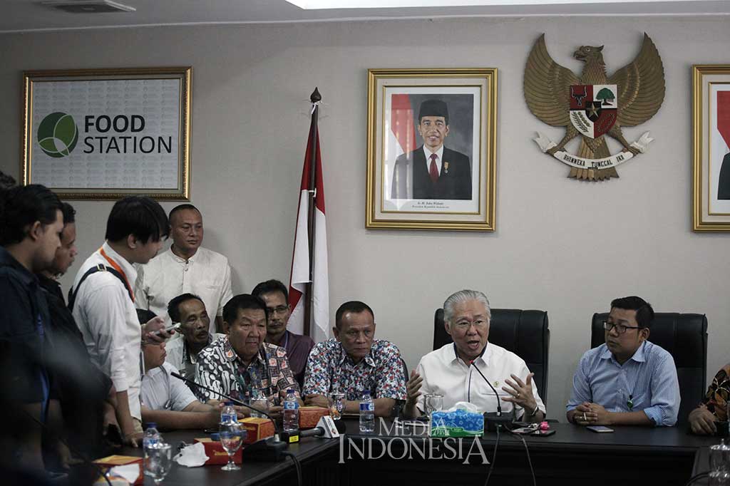 Setelah mengadakan pertemuan tertutup sekitar dua jam dengan para pengusaha beras, Mendag Enggartiasto Lukita menyampaikan bahwa ditariknya Permendag 47/2017 tentang Penetapan Harga Acuan Pembelian di Petani dan Harga Acuan Penjualan di Konsumen itu, agar tidak ada kekhawatiran bagi pedagang beras dalam kegiatan usahanya hingga mengakibatkan penurunan stok di Pasar Induk Beras Cipinang.