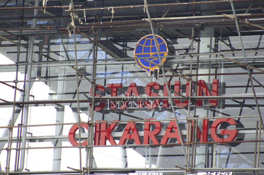 Stasiun Cikarang diperluas dan diperindah agar siap digunakan menjadi stasiun akhir dari KRL relasi Jakarta Kota-Cikarang. Saat ini pembangunan terus dikebut agar siap digunakan pada September 2017.