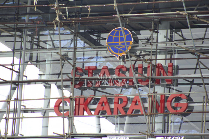 Stasiun Cikarang diperluas dan diperindah agar siap digunakan menjadi stasiun akhir dari KRL relasi Jakarta Kota-Cikarang. Saat ini pembangunan terus dikebut agar siap digunakan pada September 2017.