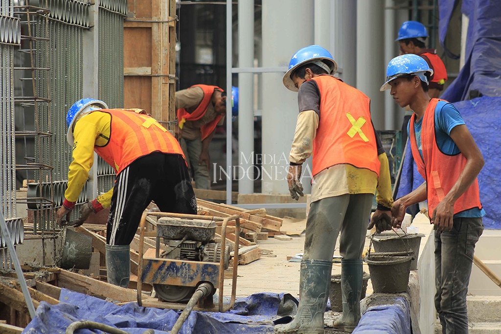 Terlihat seorang pekerja tengah mengecor pagar pembatas stasiun dalam rangka perampungan proyek pembangunan stasiun kereta api Cikarang, Kabupaten Bekasi, Jawa Barat. 