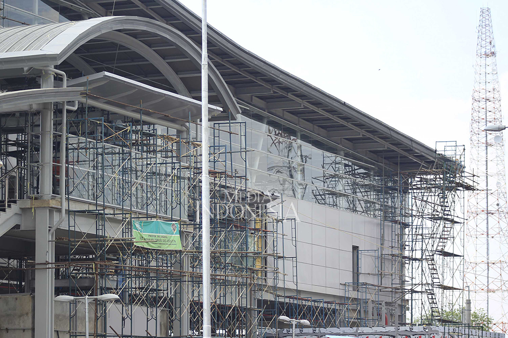 Beberapa rancangan atap dan gedung untuk para penumpang sudah berdiri, namun tiang-tiang penyangga masih terpasang.