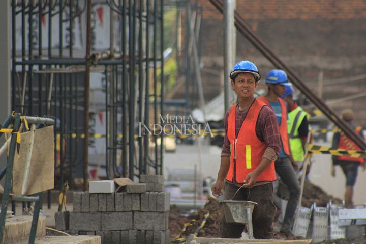 Stasiun Cikarang di kembangkan untuk nantinya dapat dilalui KRL (Kereta Rel Listrik) jurusan Bekasi-Cikarang yang juga telah didukung dengan dibangunnya track rel ganda atau Double Double Track (DDT). 