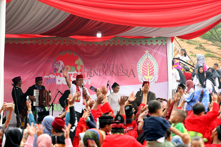 Berbagai macam kesenian khas Betawi ditampilkan, seperti musik tanjidor, orkes musik Betawi, gambang kromong, atraksi silat Betawi, hingga lenong.
