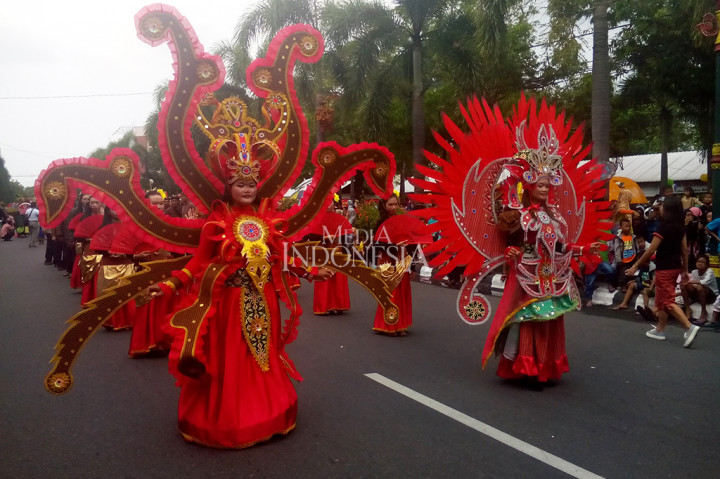 Klaten Lurik Carnival yang digelar sebagai rangkaian HUT Kabupaten Klaten kini telah menjadi event tahunan menampilkan kain lurik khas Klaten, sebagai warisan budaya dan potensi kerajinan ekonomi kerakyatan.