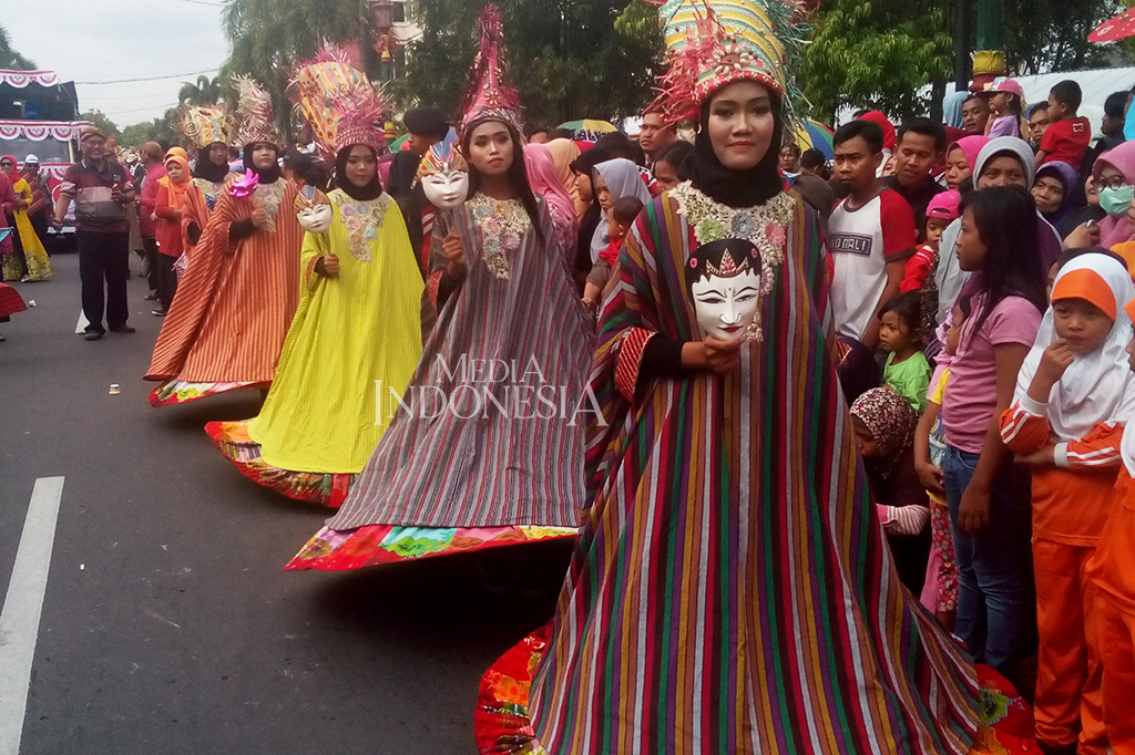 Lurik batik sendiri adalah kain lurik yang dikombinasikan dengan batik cap, sedangkan lurik lukis merupakan kain lurik dengan kreasi lukisan berbagai motif.