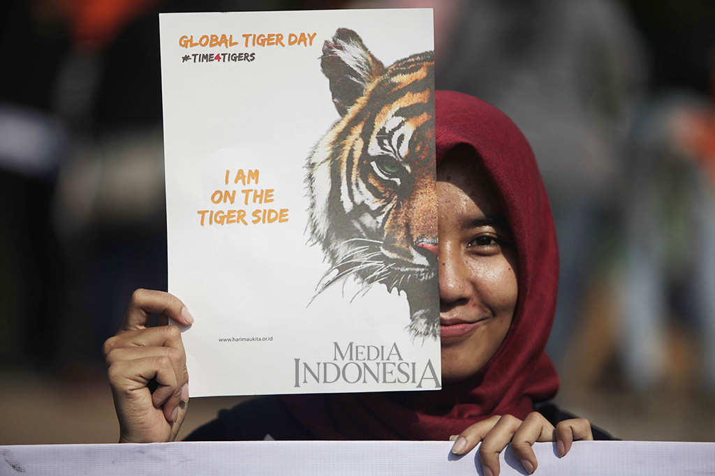 Sejumlah aktivis HarimauKita, Forum Konservasi Harimau Sumatra melakukan aksi simpatik memeringati Hari Harimau Sedunia 2017 ketika pelaksanaan car free day di kawasan Bundaran HI, Jakarta.