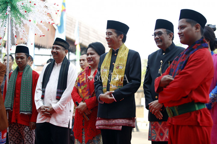 Jokowi bersama rombongan, di antaranya Menteri Pariwisata Arief Yahya, Gubernur DKI Jakarta Djarot Syaiful Hidayat, Pangdam Jaya Mayjen TNI Jaswandi, serta Kapolda Metro Jaya Idham Azis.