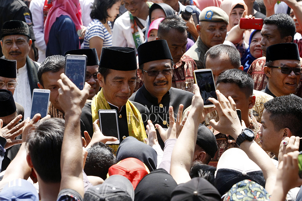 Kehadiran Jokowi pun membuat masyarakat antusias datang ke lokasi Setu Babakan ini. 