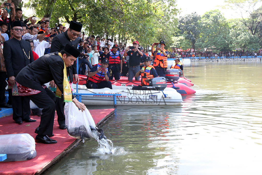Presiden Joko Widodo melepas ikan di Pusat Budaya Betawi Setu Babakan, Jakarta Selatan.