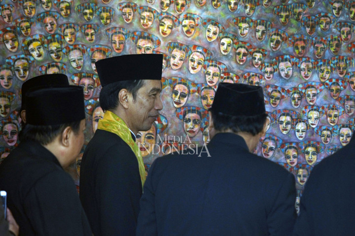 Presiden Joko Widodo melihat-lihat pameran lukisan bernuansa betawi saat menghadiri Lebaran Betawi ke-10 di Pusat Budaya Betawi Setu Babakan.