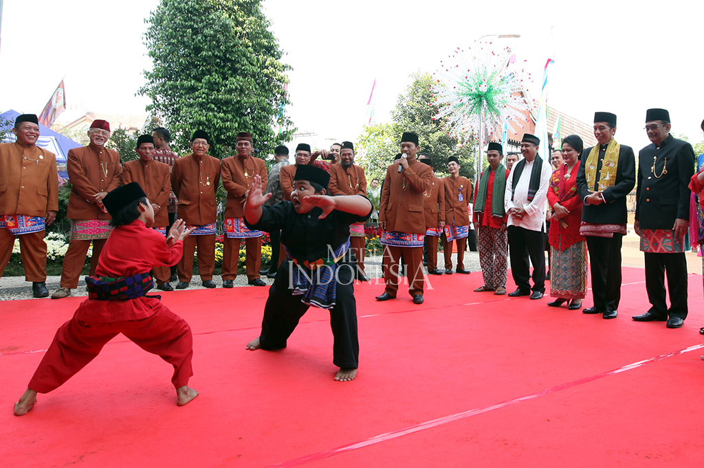Kedatangan Jokowi dan rombongan disambut dengan tarian selamat datang dan aksi pendekar cilik bertarung Palang Pintu dari Dinas Pariwisata DKI Jakarta.