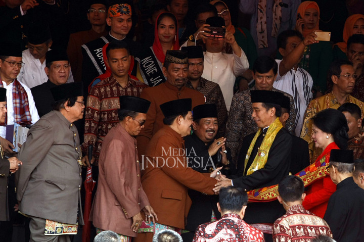 Presiden Joko Widodo didampingi Iriana Jokowi menghadiri menghadiri Lebaran Betawi ke-10 di Pusat Budaya Betawi Setu Babakan, Jakarta Selatan.