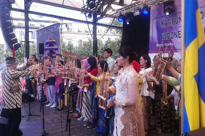 Pertunjukan angklung oleh masyarakat Indonesia di Swedia dalam ajang Festival Budaya Kampung Indonesia di Stockholm.