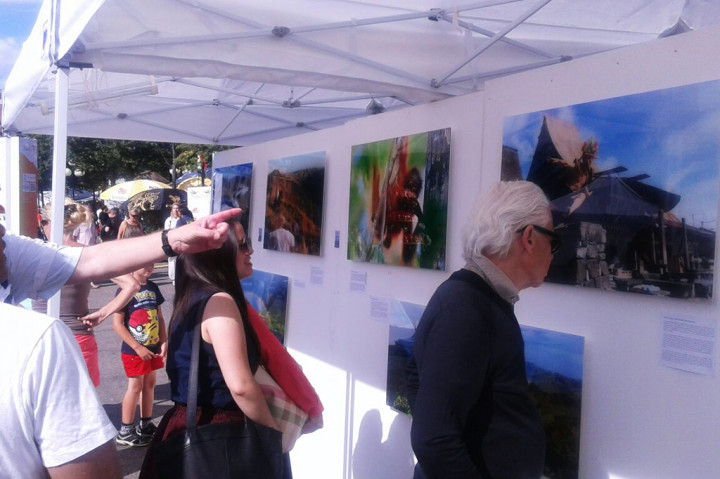 Pameran foto yang menampilkan ragam budaya dan keindahan alam Indonesia dalam festival budaya kampung Indonesia di Stockholm.