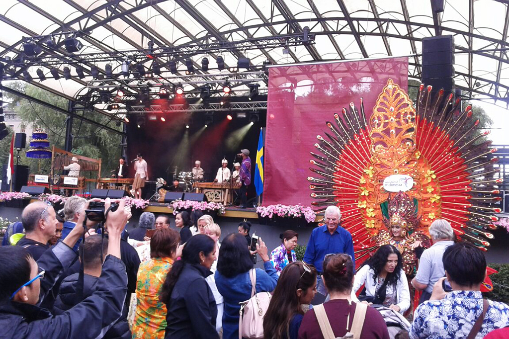 Kehadiran salah satu busana khas oleh Malang Flower Dance yang menarik minat  warga Stockholm untuk berfoto bersama di ajang festival budaya kampung Indonesia.