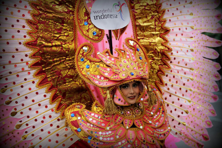 Kehadiran salah satu busana khas oleh Malang Flower Dance yang menarik minat  warga Stockholm untuk berfoto bersama di ajang festival budaya kampung Indonesia.