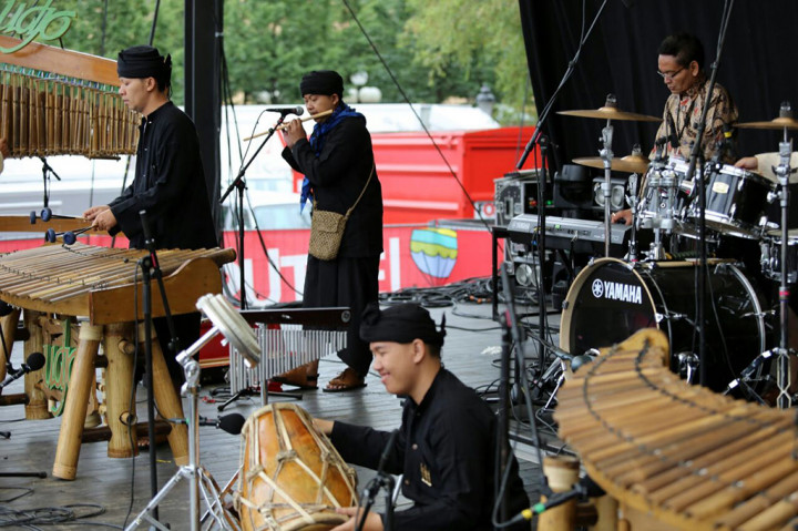 Pertunjukan alat musik tradisional oleh masyarakat Indonesia di Swedia dalam ajang Festival Budaya Kampung Indonesia di Stockholm.