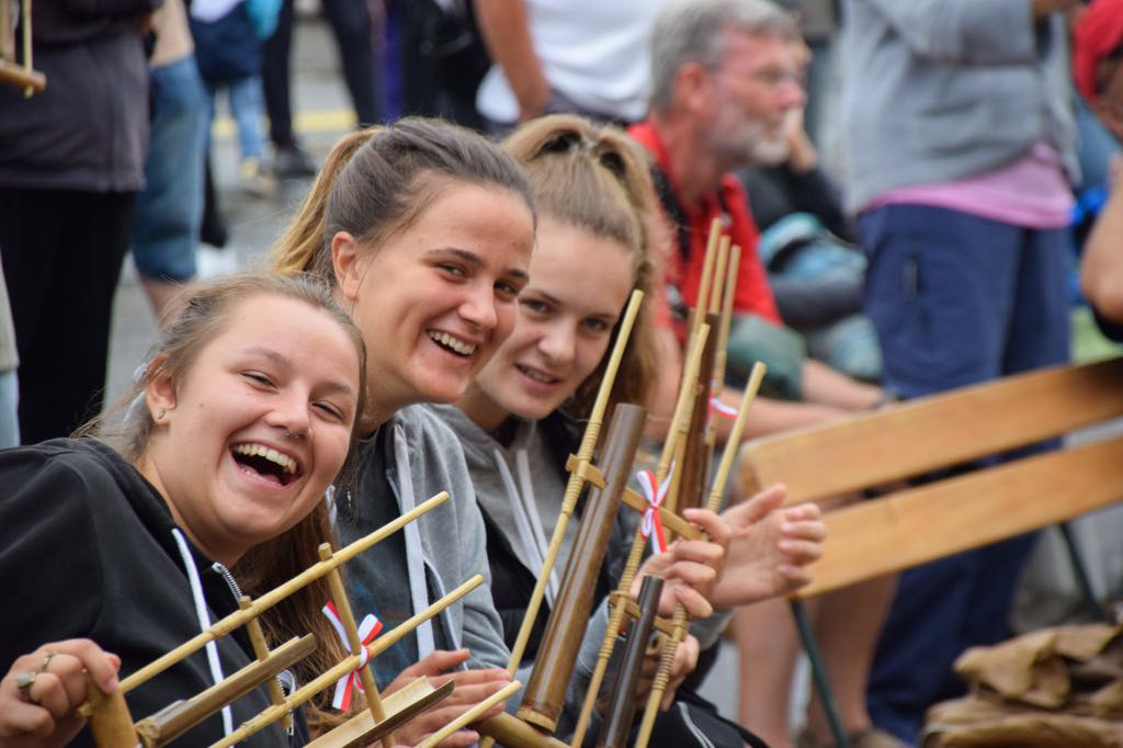 Warga swedia memainkan angklung di ajang festival kampung indonesia di Stockholm.