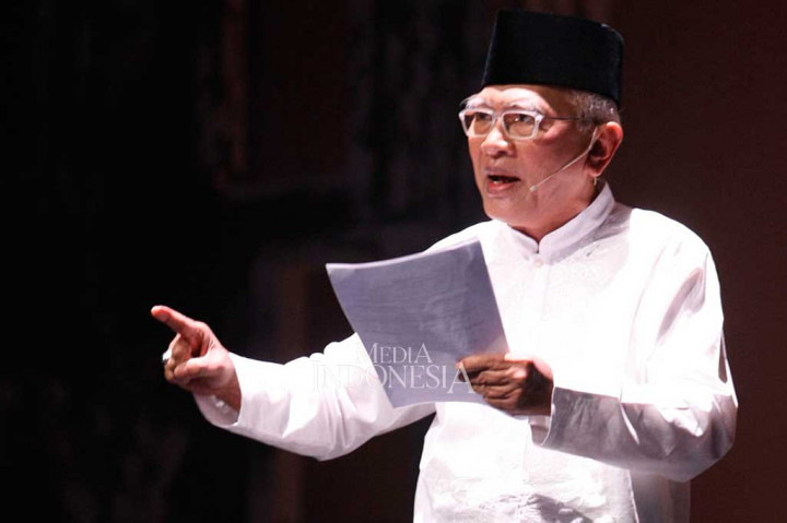 Mustasyar PBNU KH. Ahmad Mustofa Bisri membaca puisi pada pementasan puisi teatrikal bertajuk 'Indonesia Dalam 3'.